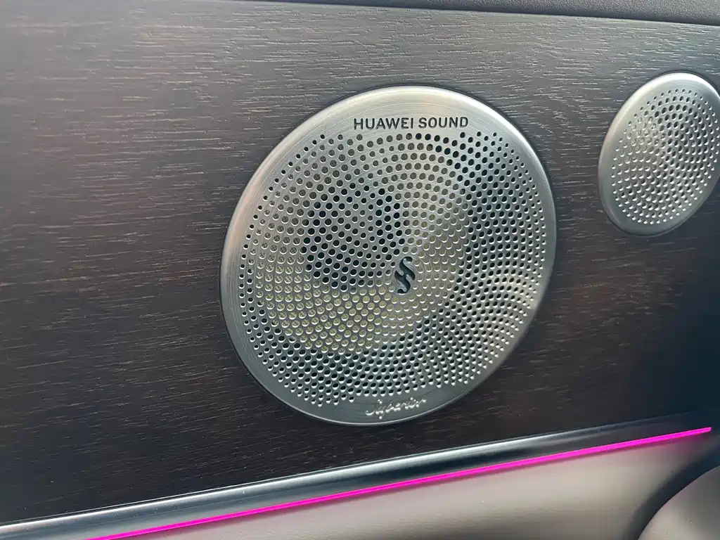 AITO ASK THE WORLD M9