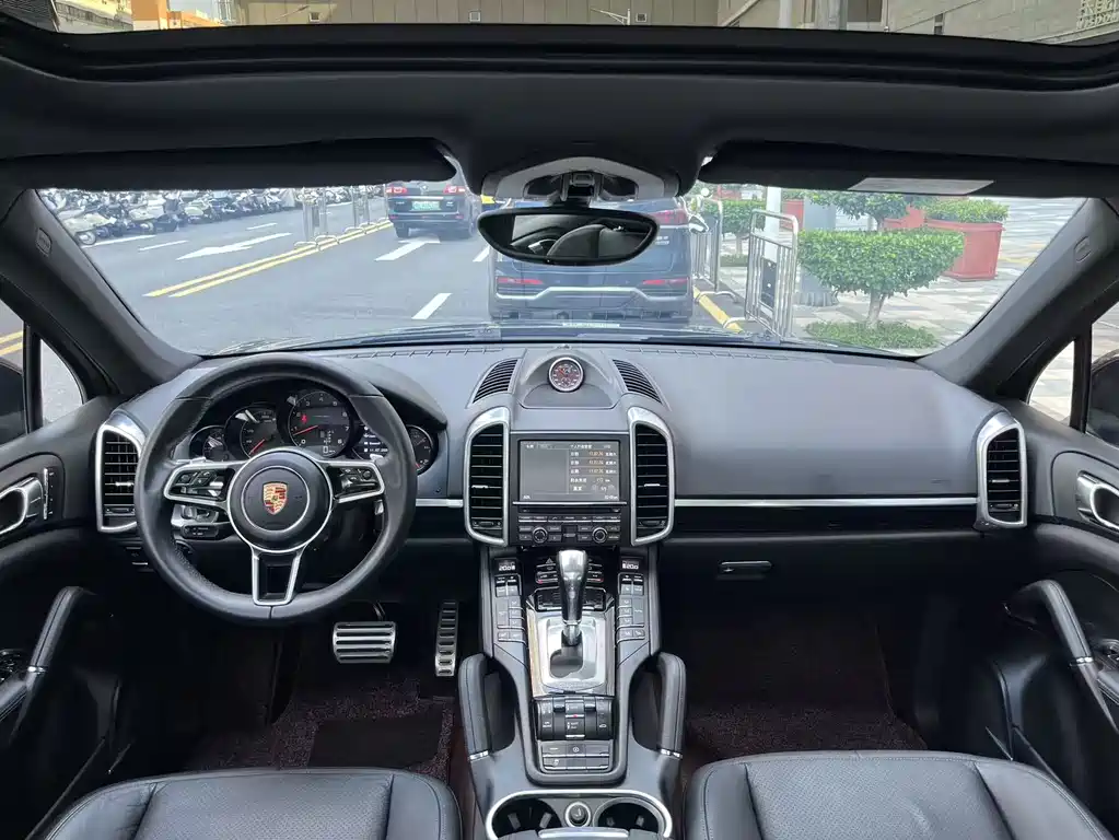 Porsche Cayenne — миниатюра 12