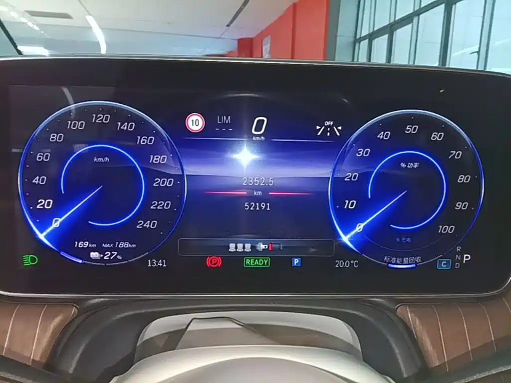 Mercedes-Benz EQE SUV — миниатюра 12