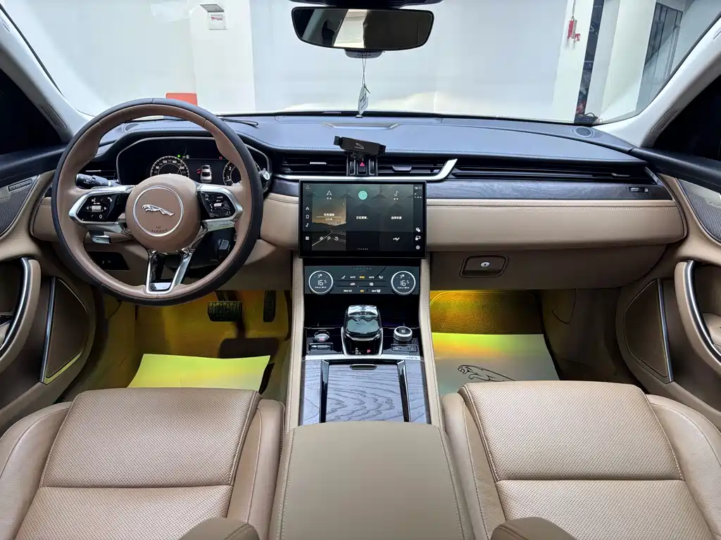 Jaguar XFL — миниатюра 6