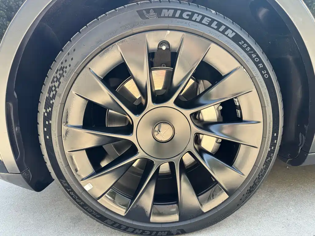 Tesla Model Y — миниатюра 5