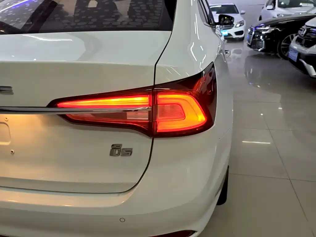Roewe i5 — миниатюра 8