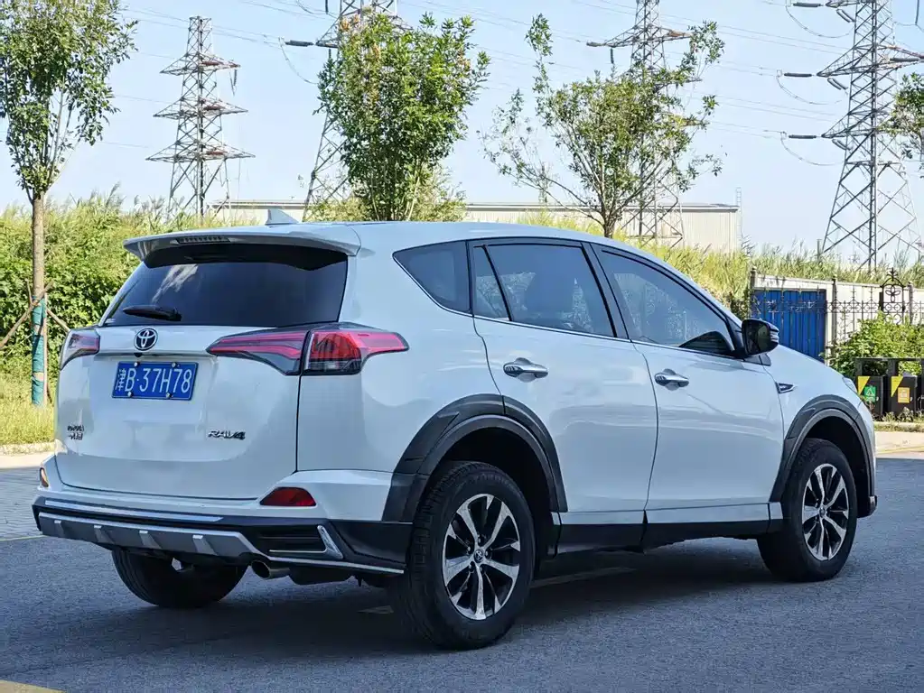 Toyota RAV4 — миниатюра 9