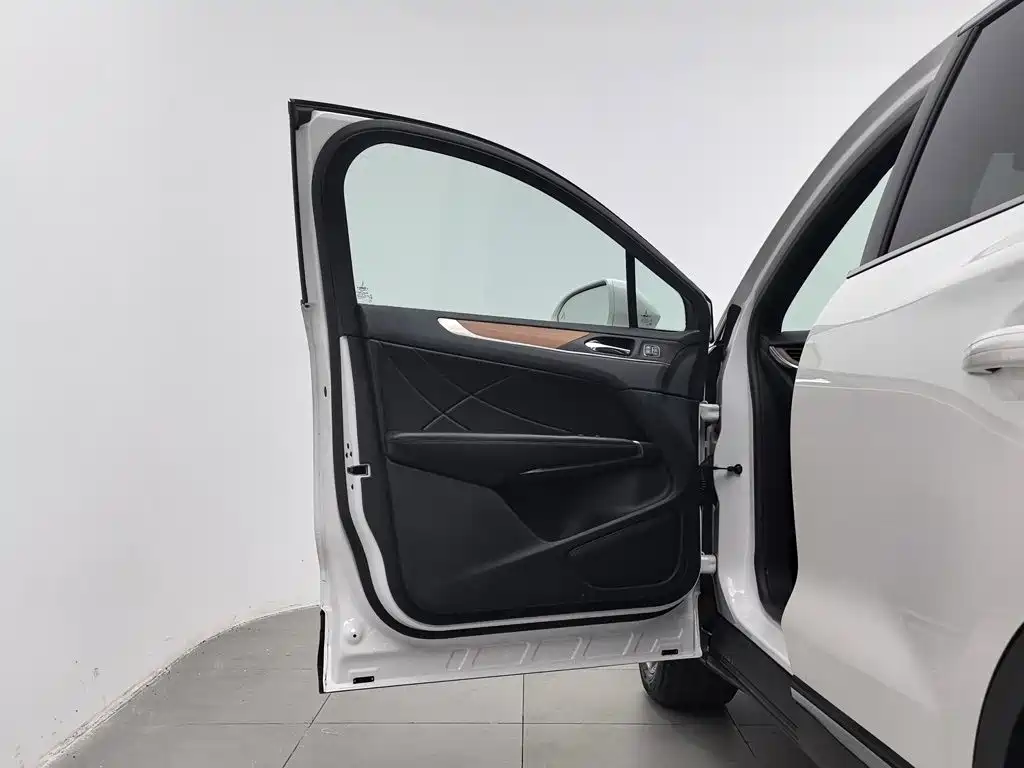 Lincoln MKC — миниатюра 8