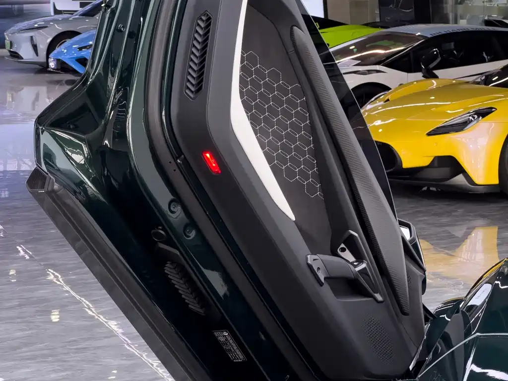 Lamborghini Revuelto — миниатюра 16