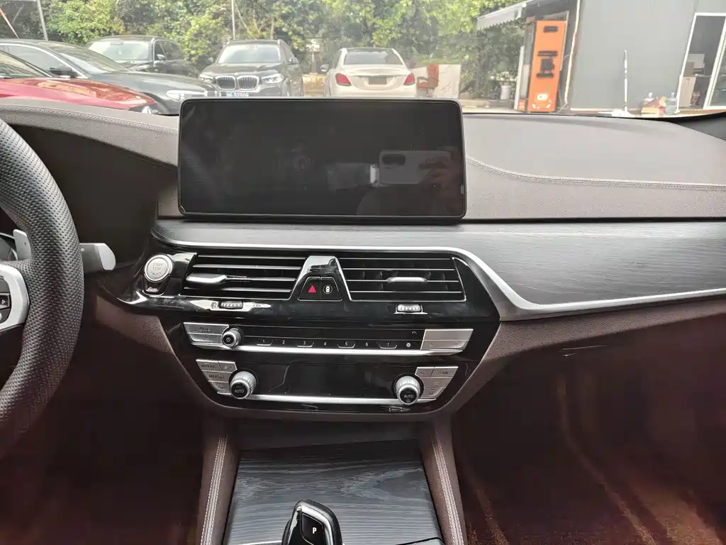 BMW 5 Series — миниатюра 17