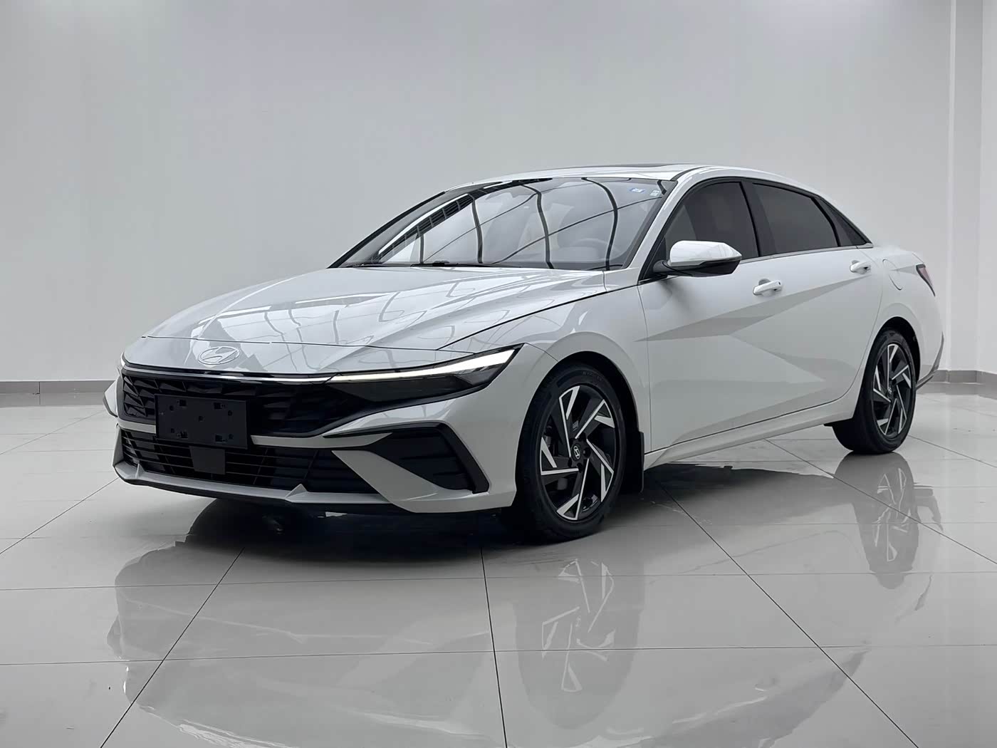 Hyundai Elantra 1.5 л 2023 г. Белый, пробег 21000 км