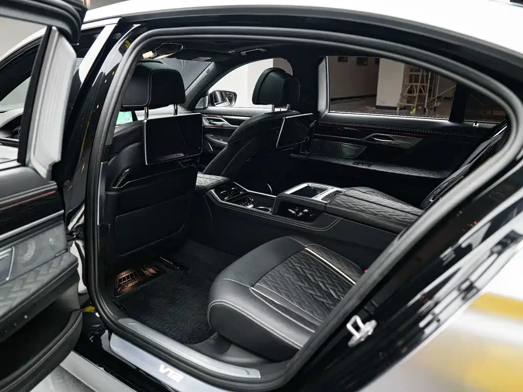 BMW 7 Series — миниатюра 5