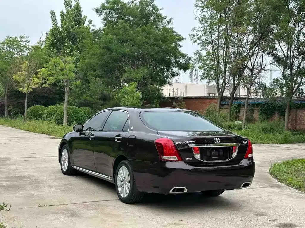 Toyota Crown — миниатюра 9
