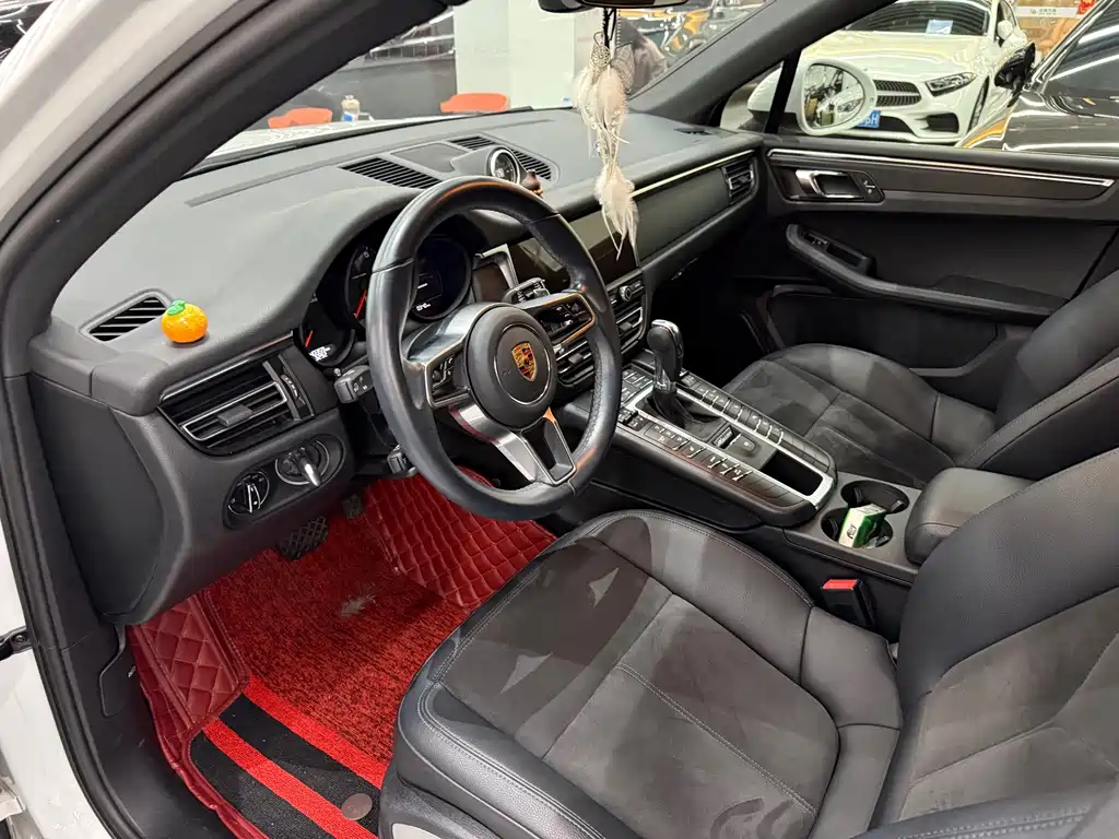 PORSCHE MACAN