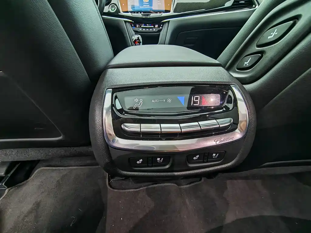 Cadillac XT6 2025 2.0T мест Luxury Executive