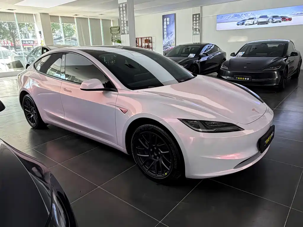 Tesla Model 3 — миниатюра 3