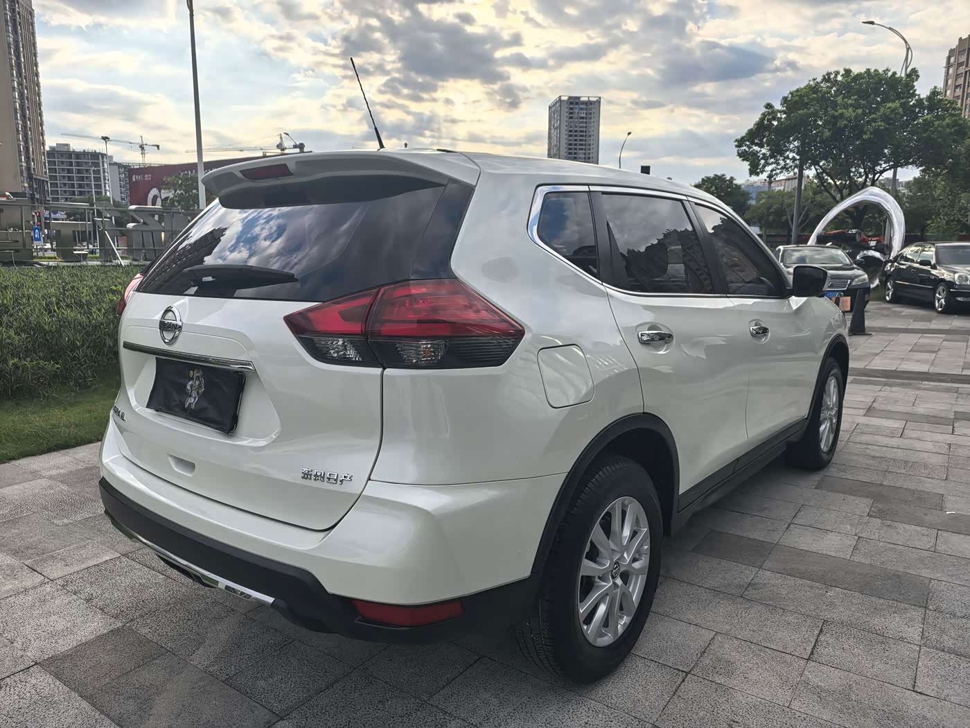 Nissan X-Trail 2.0 л 2021 г. Белый, пробег 30000 км