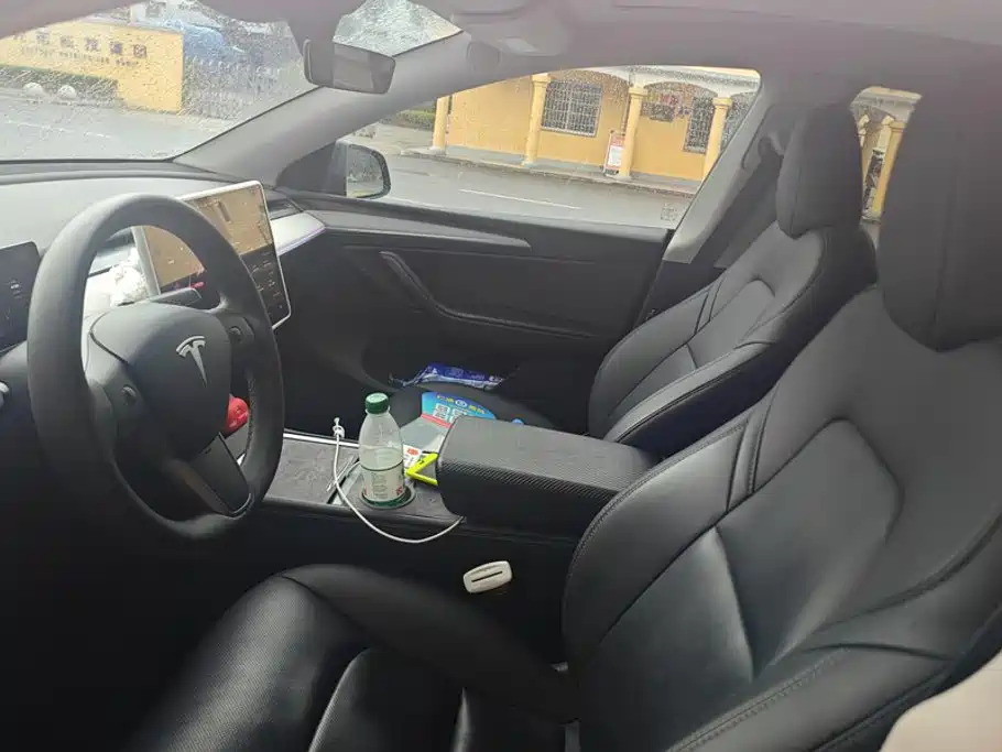Tesla Model Y — миниатюра 9