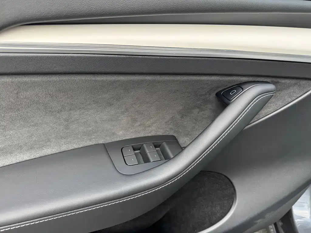 Tesla Model Y — миниатюра 8