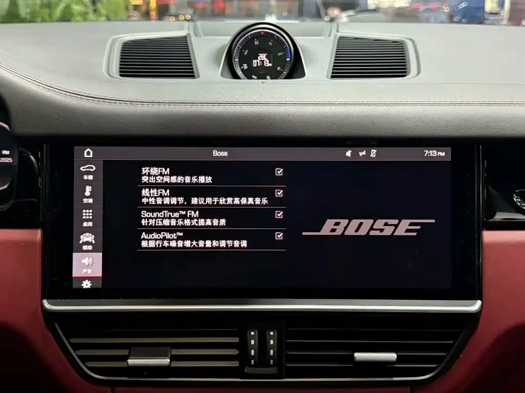 Porsche Cayenne — миниатюра 10