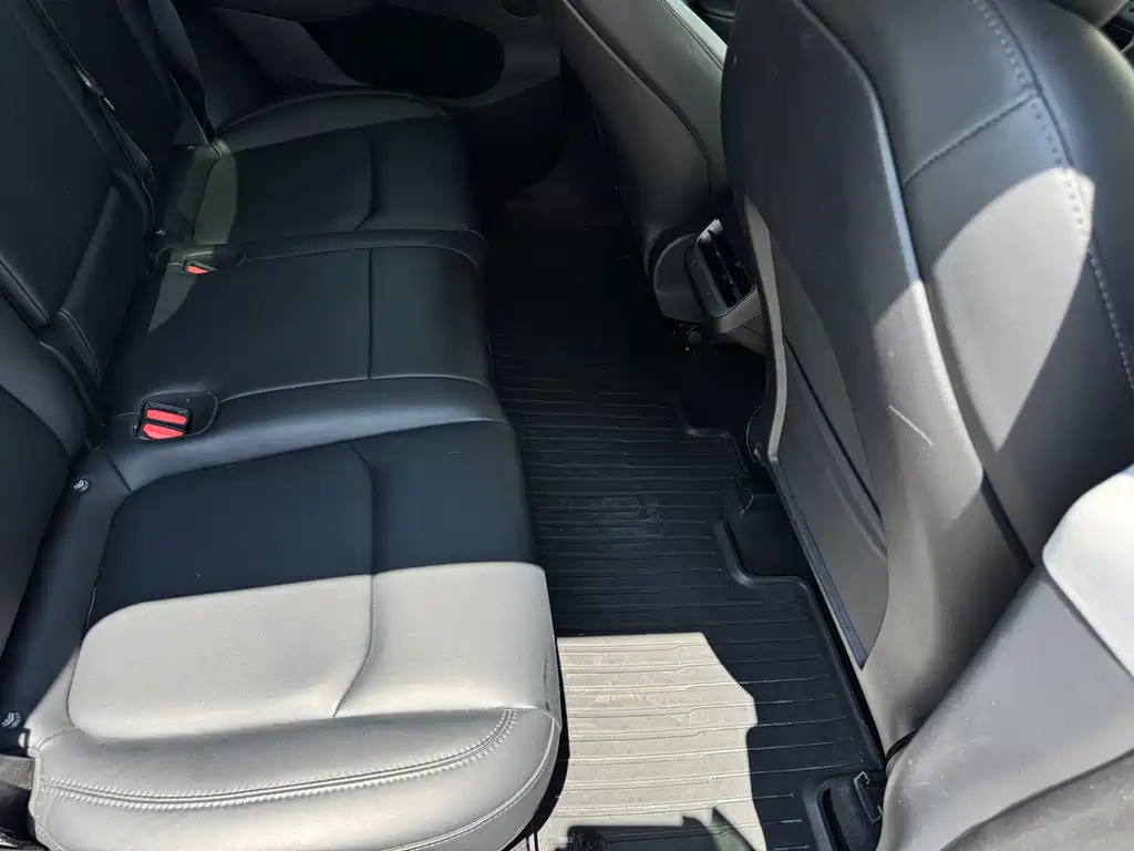 Tesla Model Y — миниатюра 17