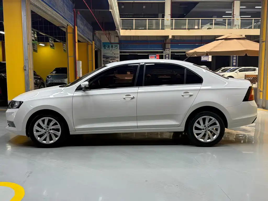 Skoda Rapid — миниатюра 8