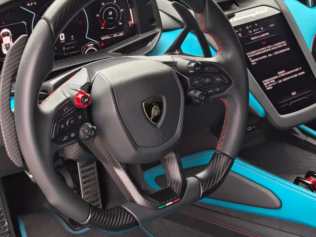 LAMBORGHINI REVUELTO