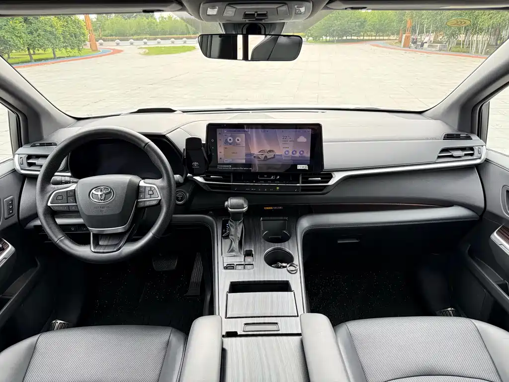 Toyota Granvia — миниатюра 6