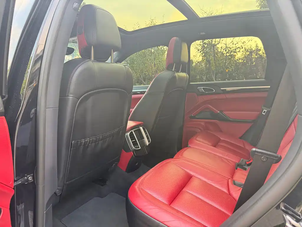 Porsche Cayenne — миниатюра 9
