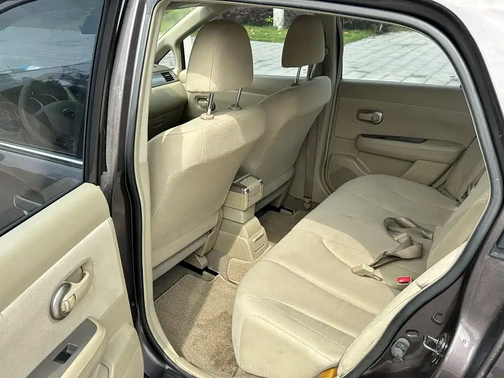 Nissan Tiida 2009 1.6L AT