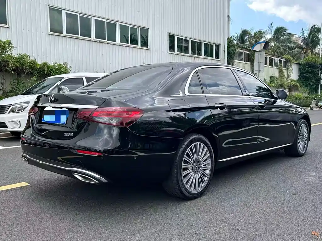 Mercedes-Benz E-Class — миниатюра 7