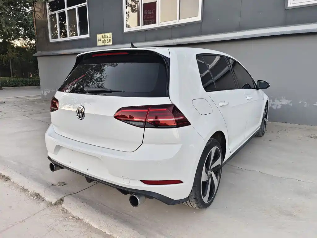 VOLKSWAGEN GOLF