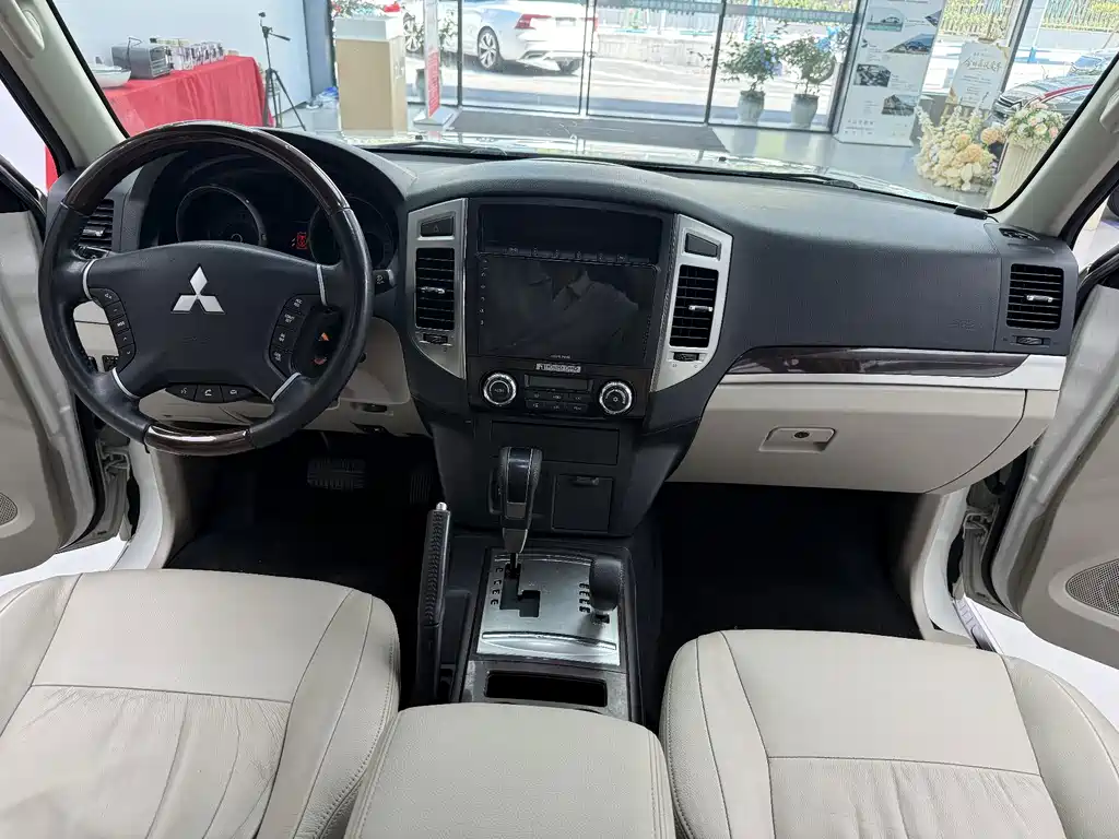 Mitsubishi Pajero (Import) — миниатюра 7