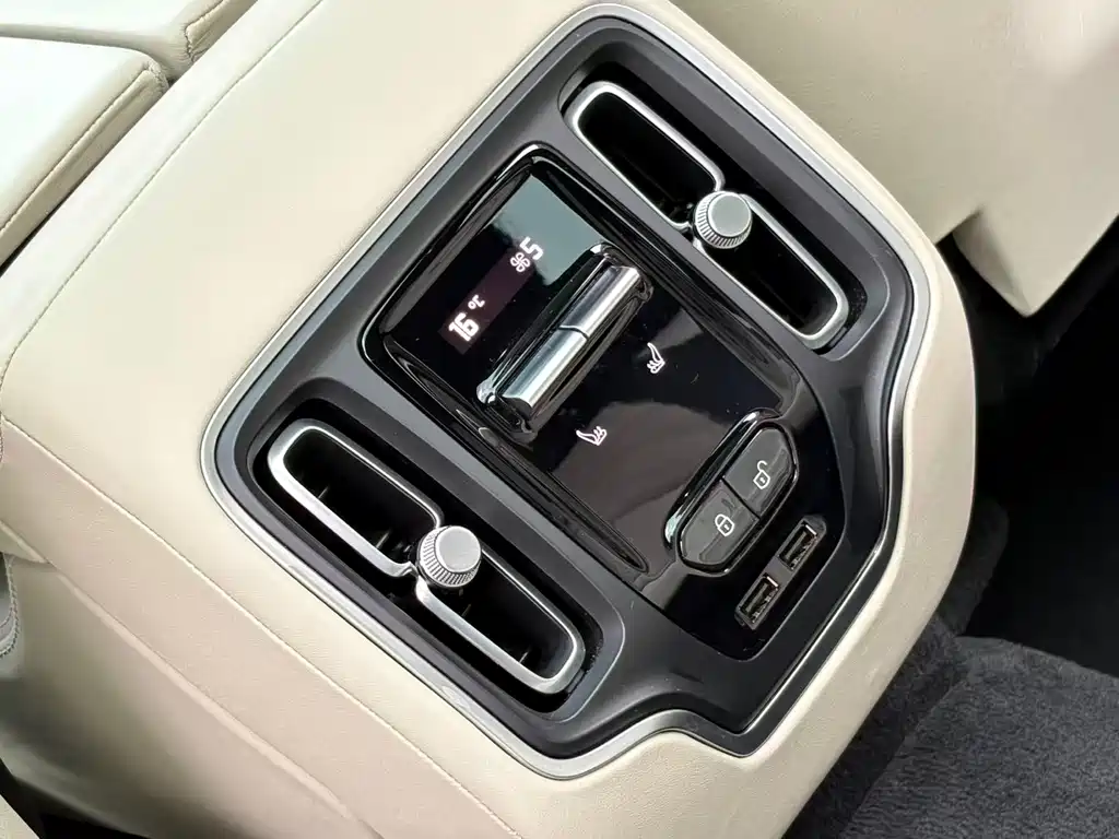 Aston Martin DBX — миниатюра 20