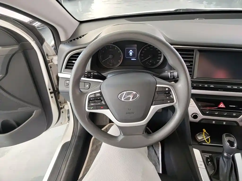 Hyundai Elantra — миниатюра 11