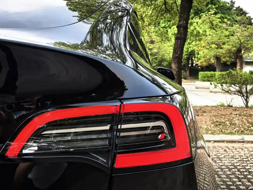 Tesla Model Y — миниатюра 9