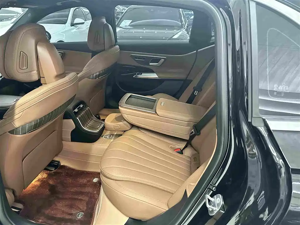 Mercedes-Benz E-Class — миниатюра 13