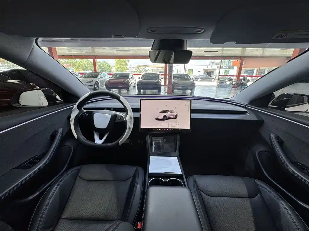 Tesla Model 3 — миниатюра 10