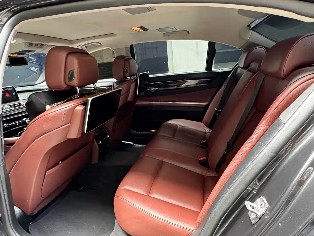BMW 7 Series — миниатюра 5