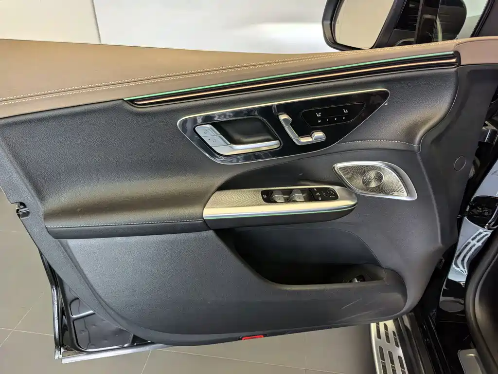 Mercedes-Benz EQE SUV — миниатюра 8