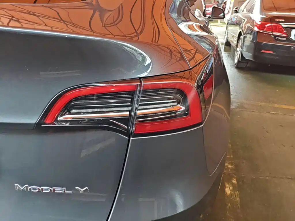 Tesla Model Y — миниатюра 8