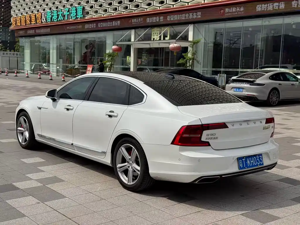 VOLVO S90