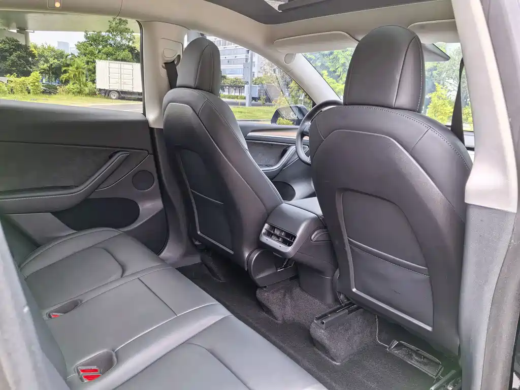 Tesla Model Y — миниатюра 8