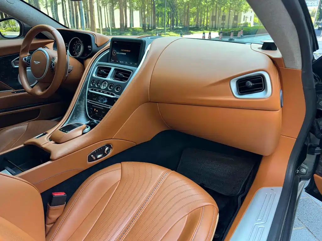 Aston Martin DB11 — миниатюра 13