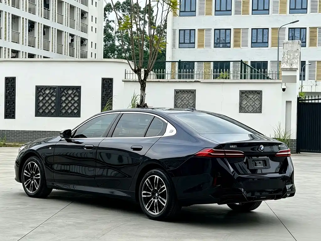 BMW 5 Series — миниатюра 14