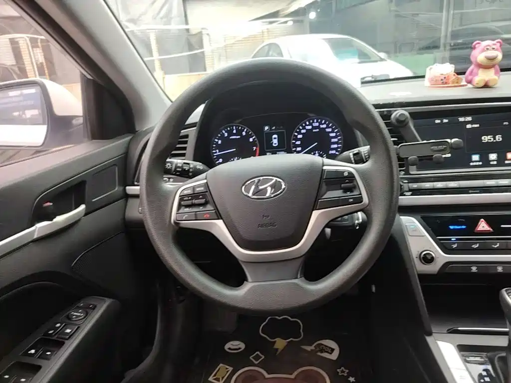 Hyundai Elantra — миниатюра 11