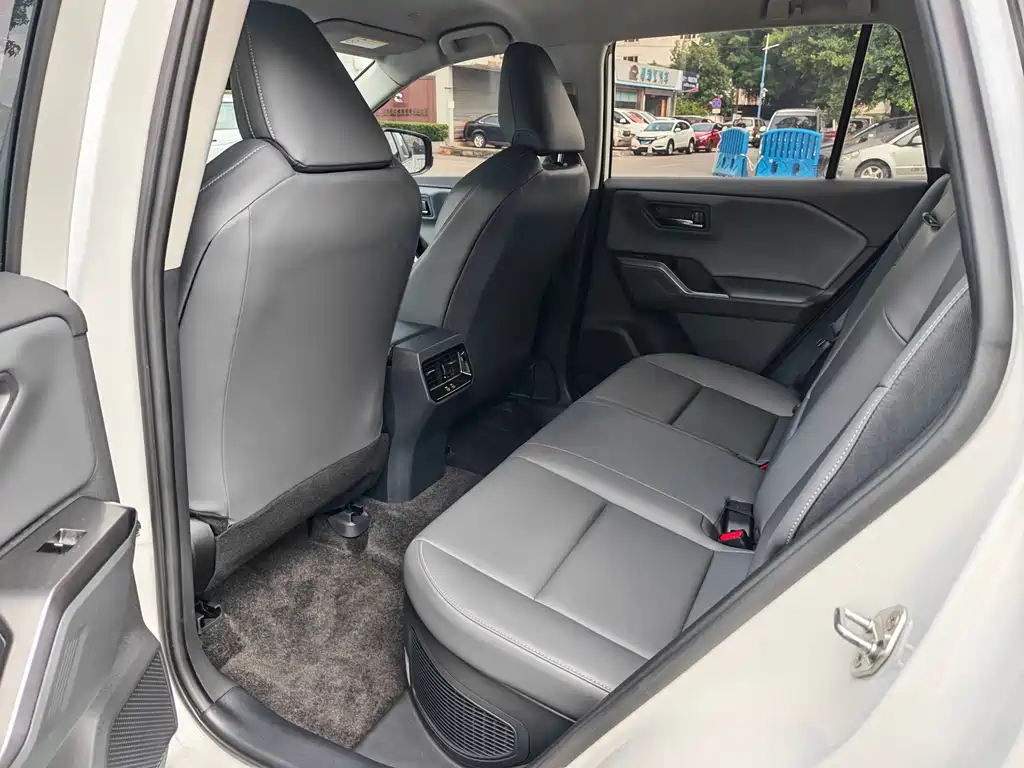 Toyota RAV4 — миниатюра 9