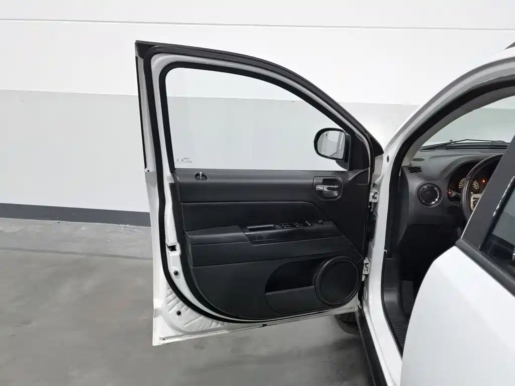 Jeep Compass (Import) — миниатюра 8
