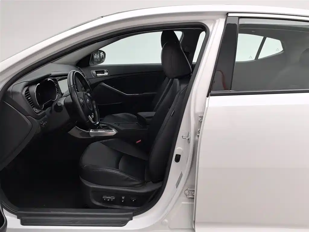 Kia K5 2015 2.0L AT LUX