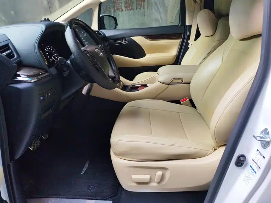 Toyota Alphard — миниатюра 9
