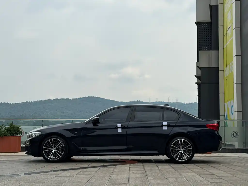 BMW 5 Series — миниатюра 10