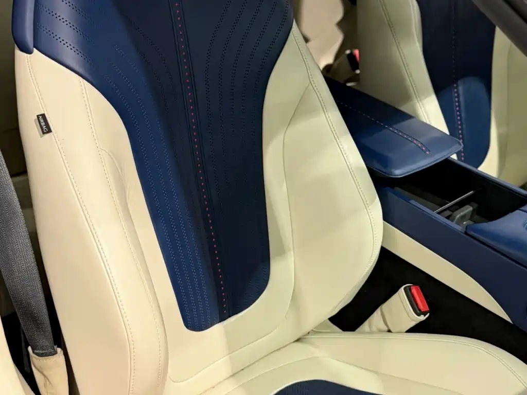 Aston Martin DB11 — миниатюра 9