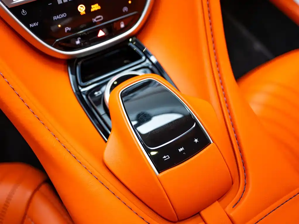 Aston Martin DB11 — миниатюра 9