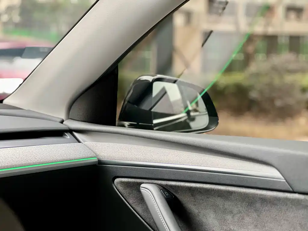 Tesla Model Y — миниатюра 8
